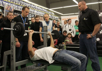 Wyciskanie z Mariuszem Pudzianowskim w Decathlonie