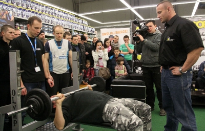 Wyciskanie z Mariuszem Pudzianowskim w Decathlonie